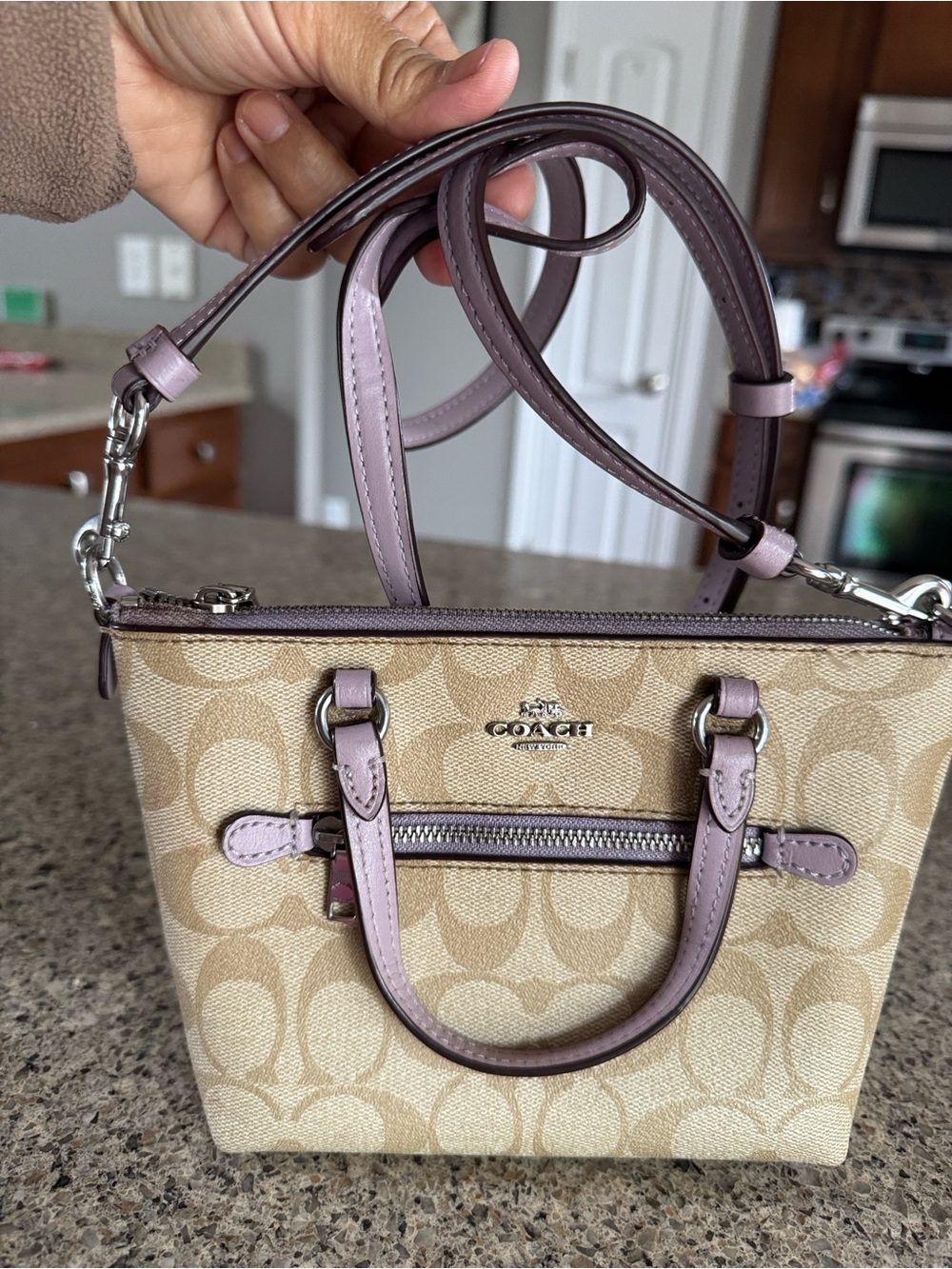 ❤️Very cute ❤️Coach Tan Signature Canvas Crossbody Satchel with Lilac Trim - Picture 5 of 17